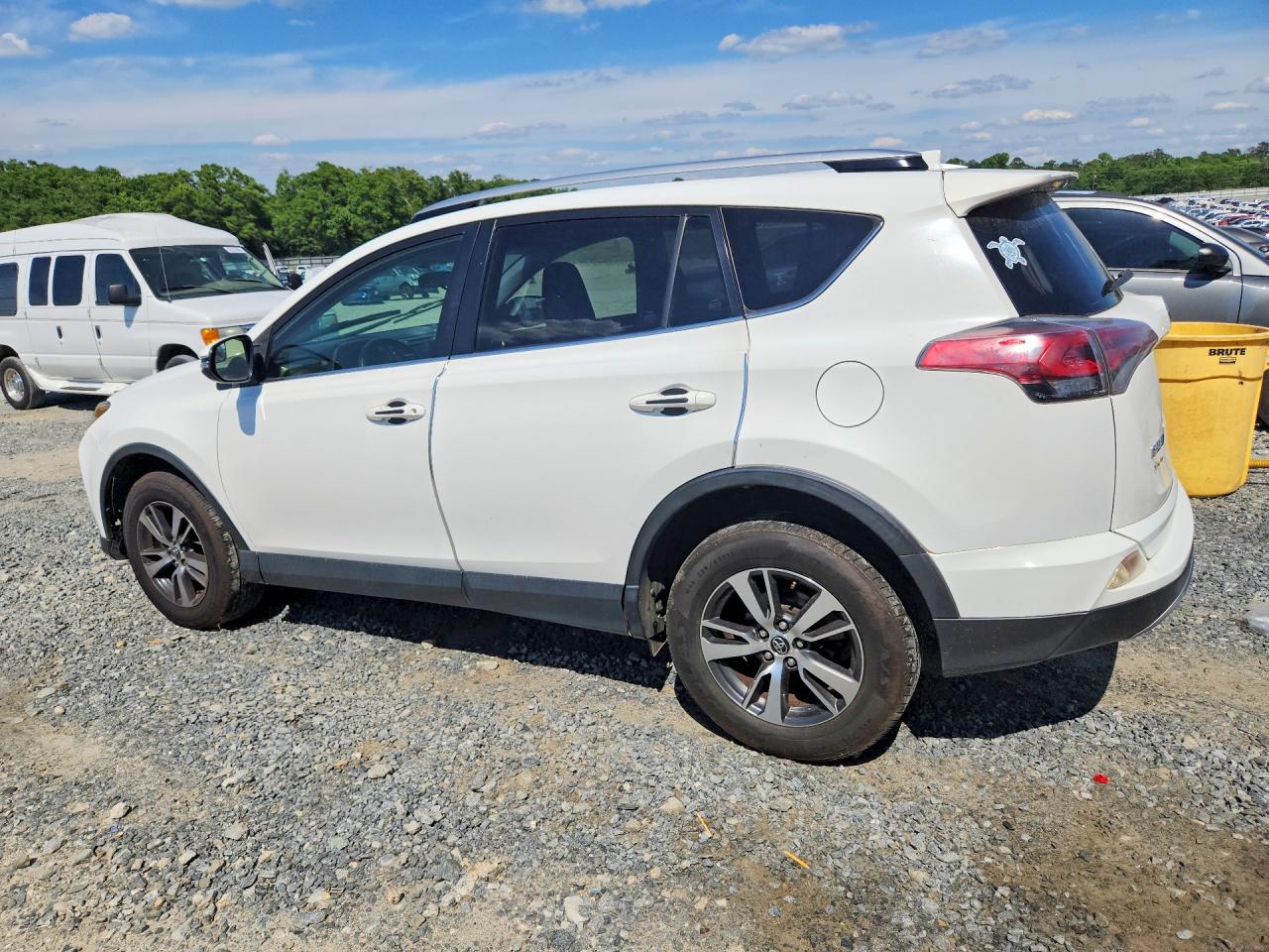 2016 TOYOTA RAV4 XLE photo 2