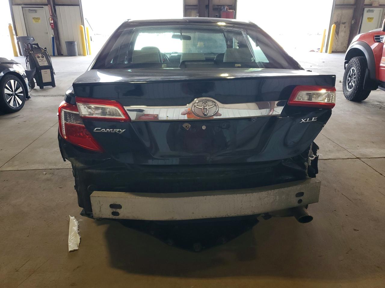 2012 TOYOTA CAMRY XLE photo 11