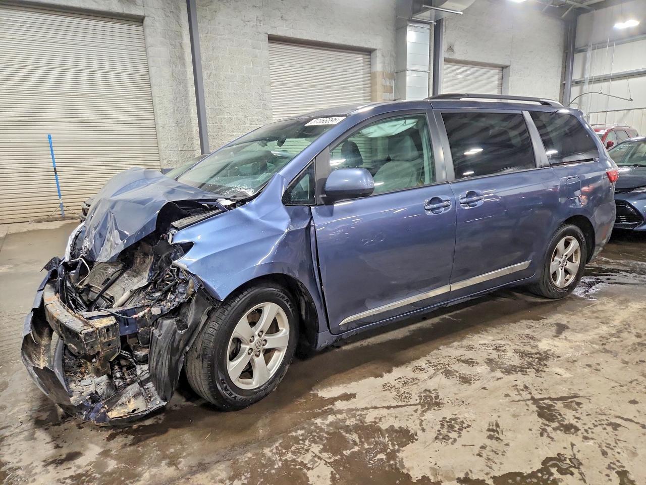 2016 TOYOTA SIENNA