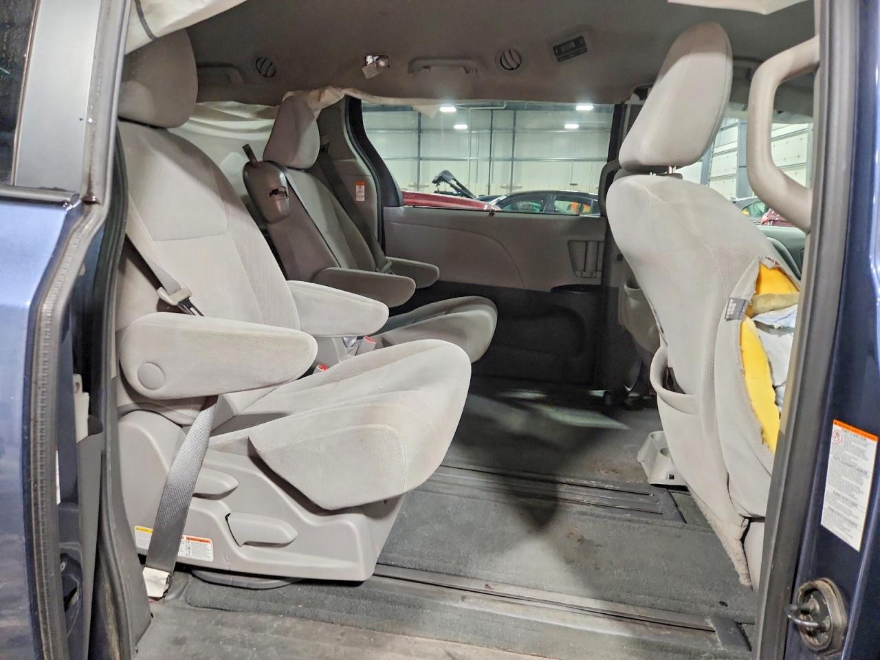 2016 TOYOTA SIENNA LE photo 21
