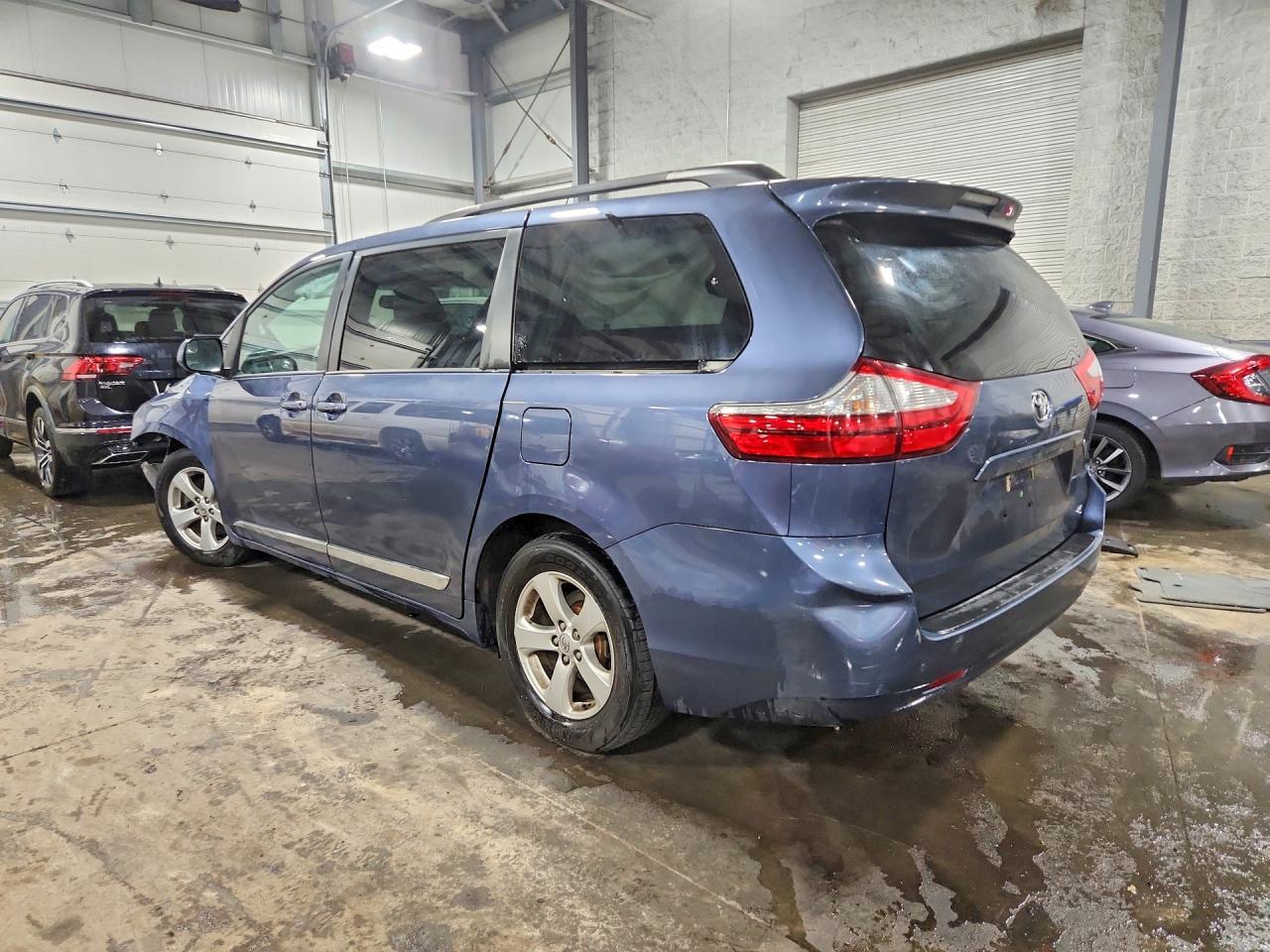 2016 TOYOTA SIENNA LE photo 3