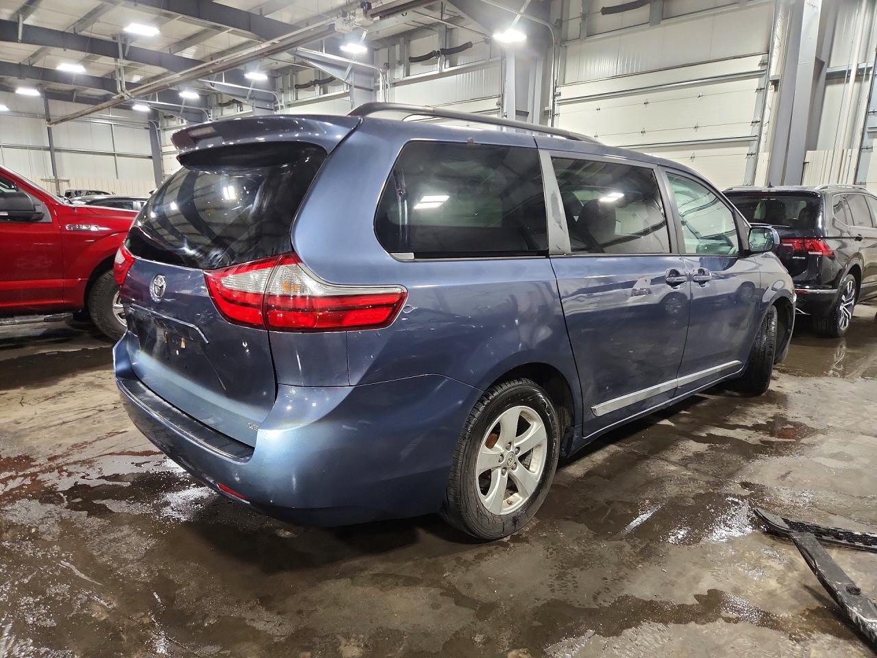 2016 TOYOTA SIENNA LE photo 5
