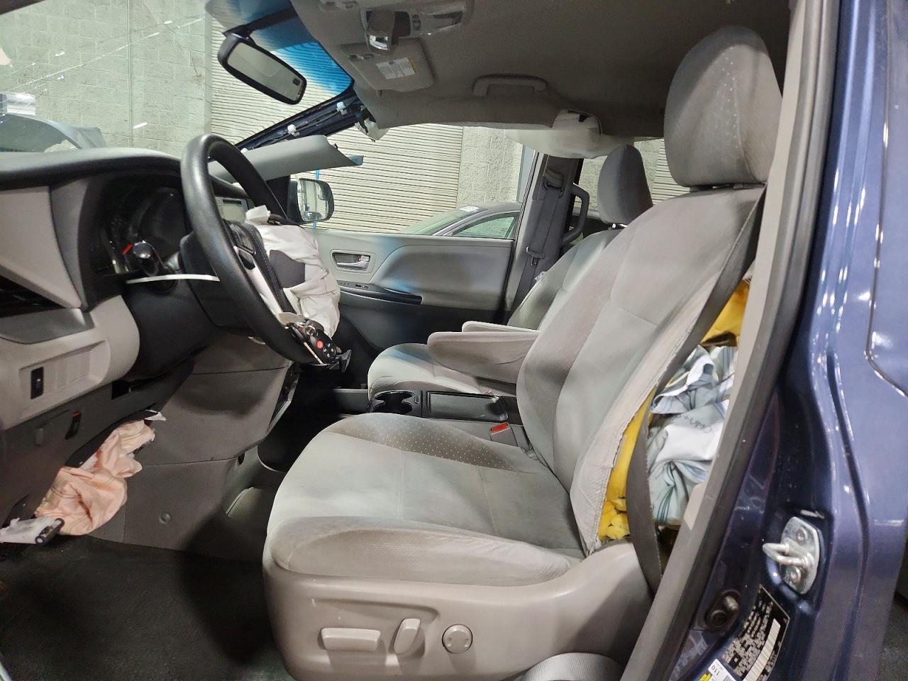 2016 TOYOTA SIENNA LE photo 13