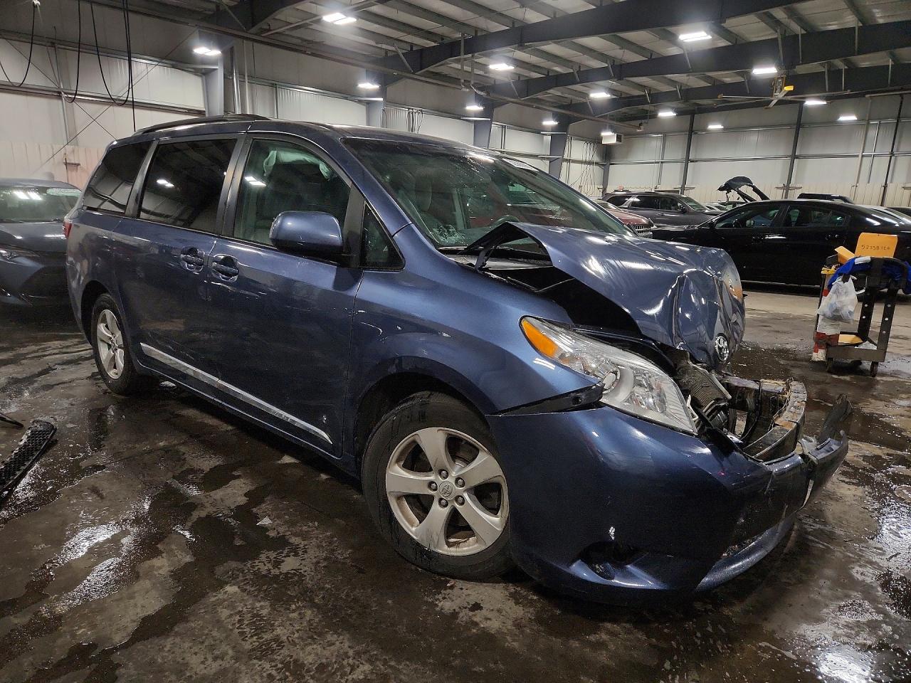 2016 TOYOTA SIENNA LE photo 7