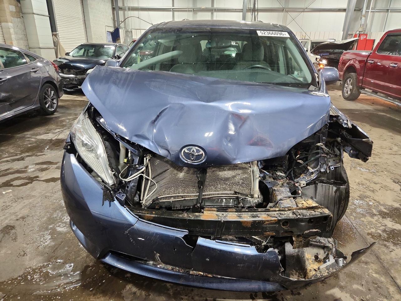 2016 TOYOTA SIENNA LE photo 9