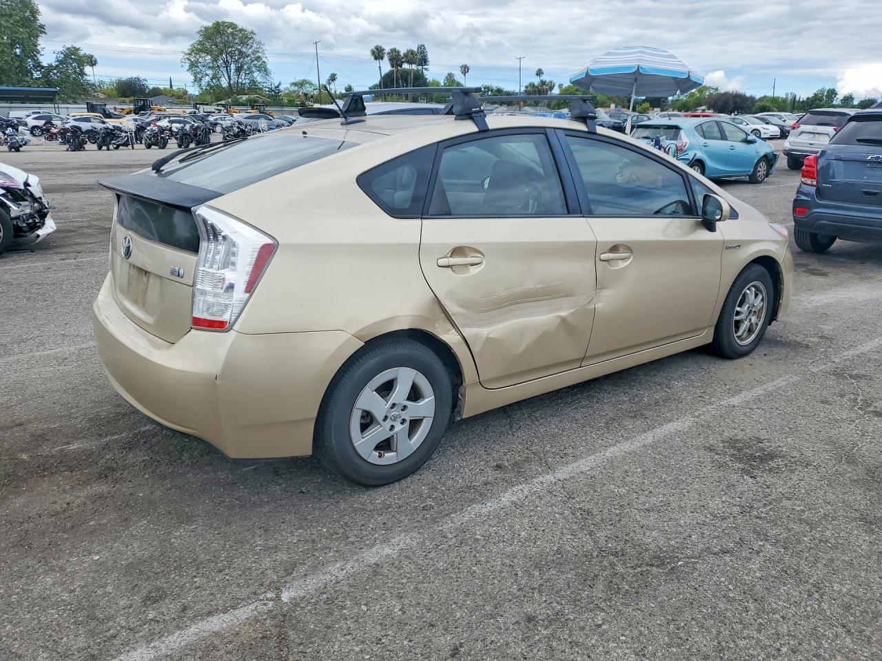 2011 TOYOTA PRIUS TWO photo 7
