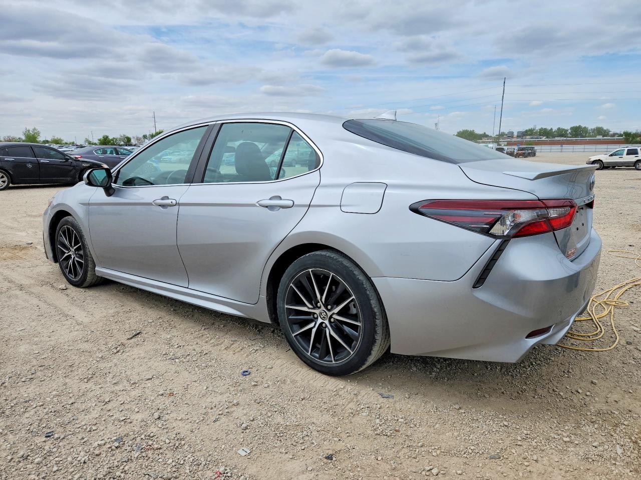 2021 TOYOTA CAMRY SE photo 3