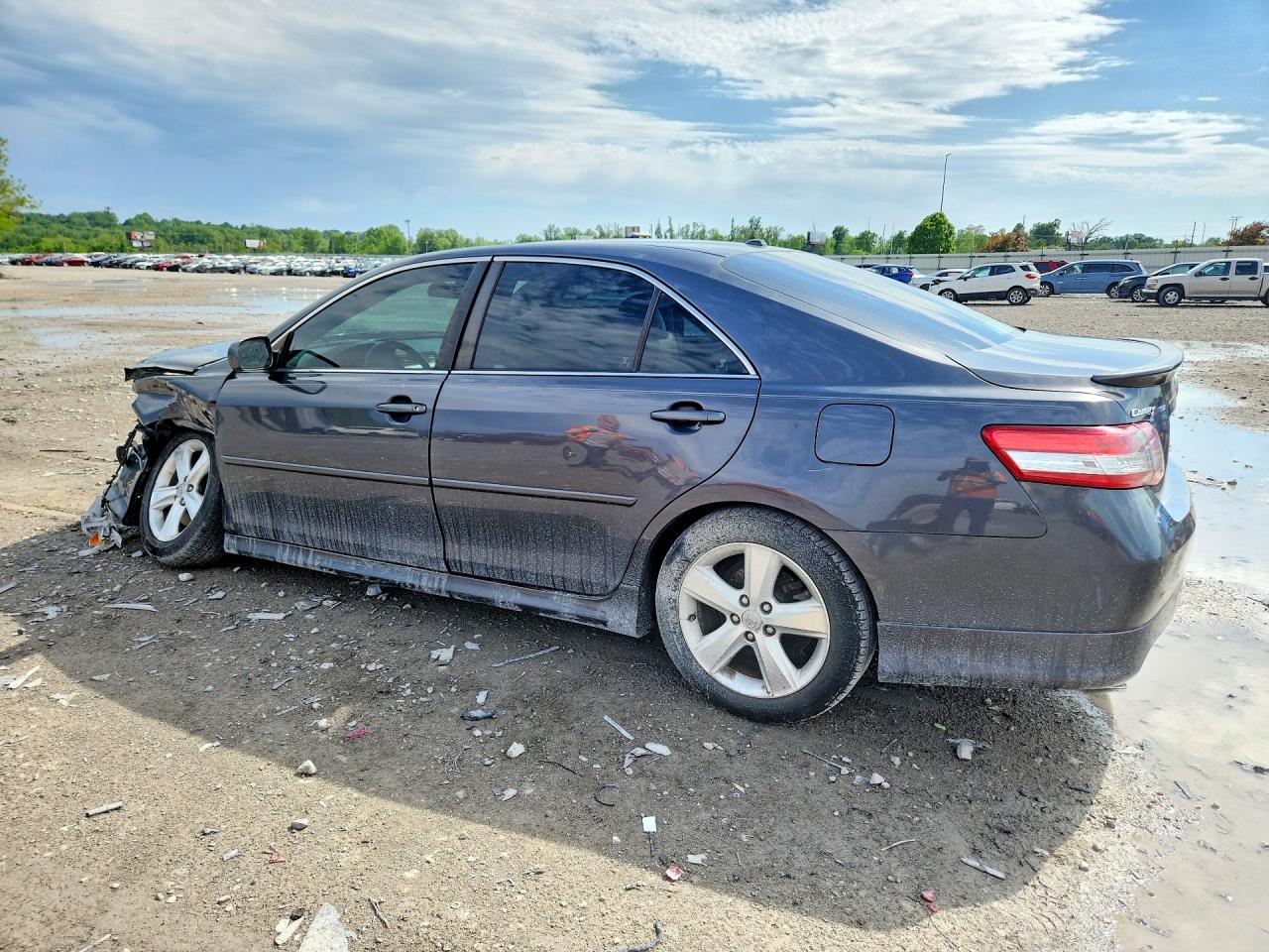 2011 TOYOTA CAMRY SE photo 3
