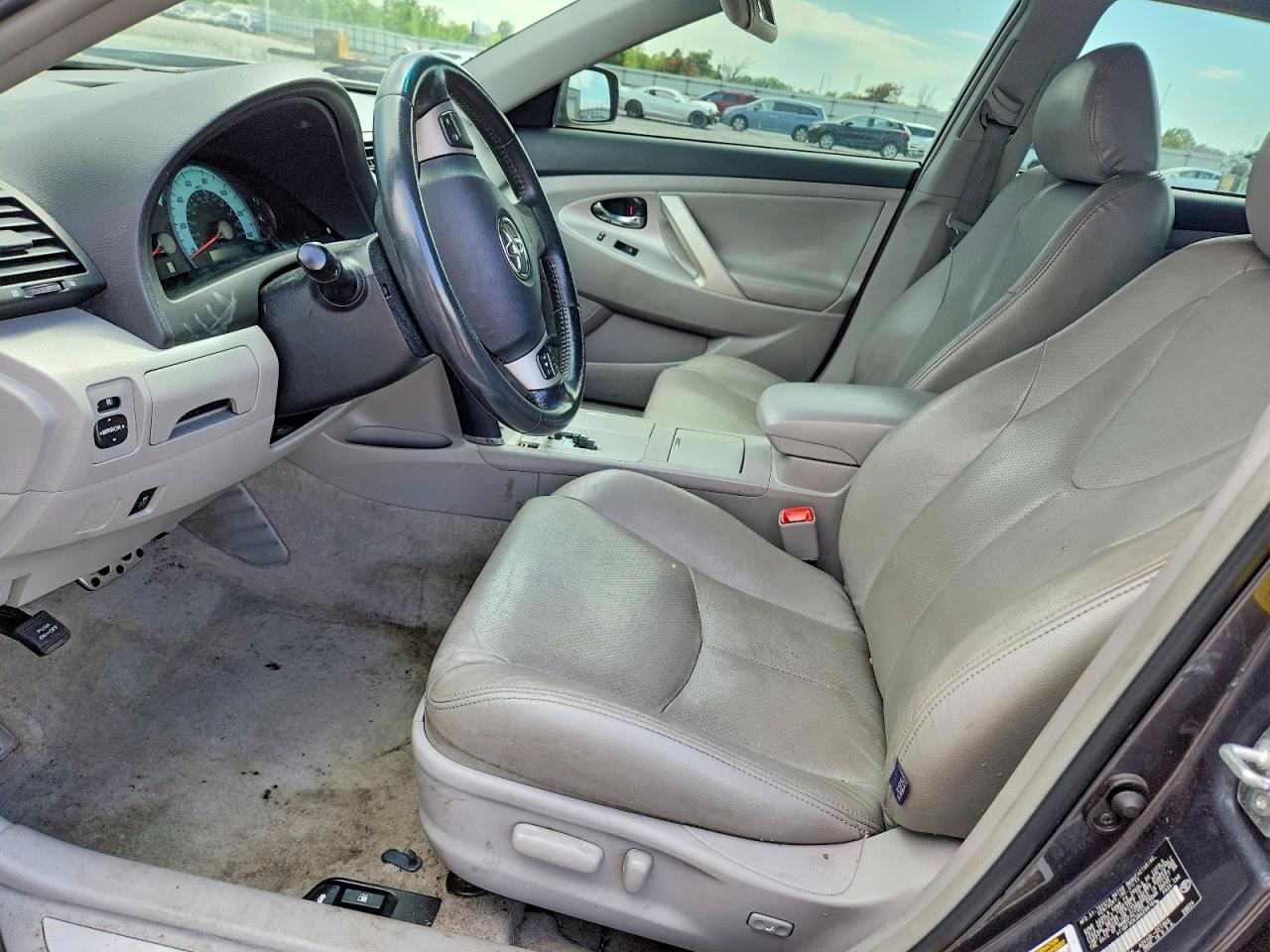 2011 TOYOTA CAMRY SE photo 13