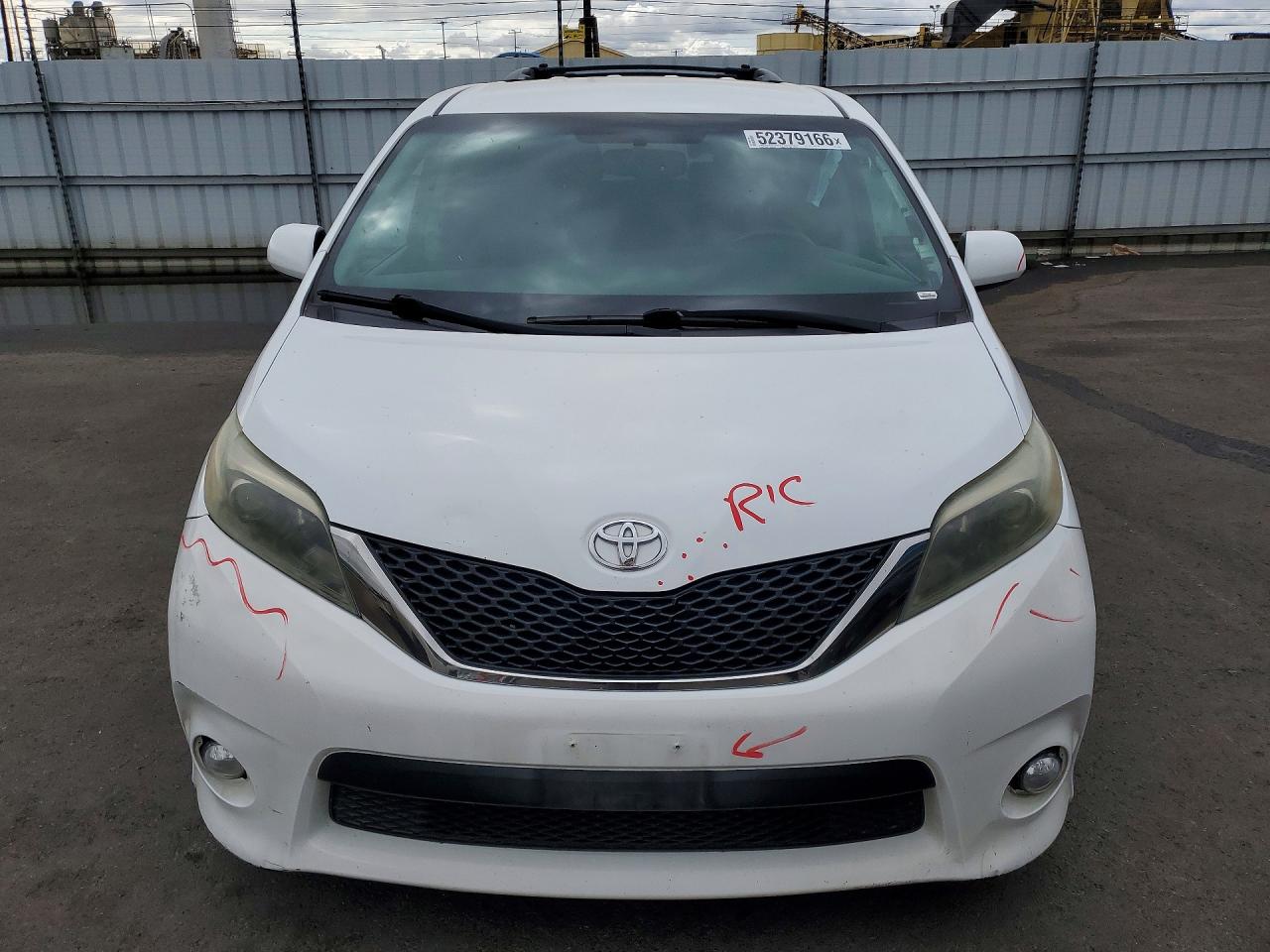 2016 TOYOTA SIENNA SE photo 9
