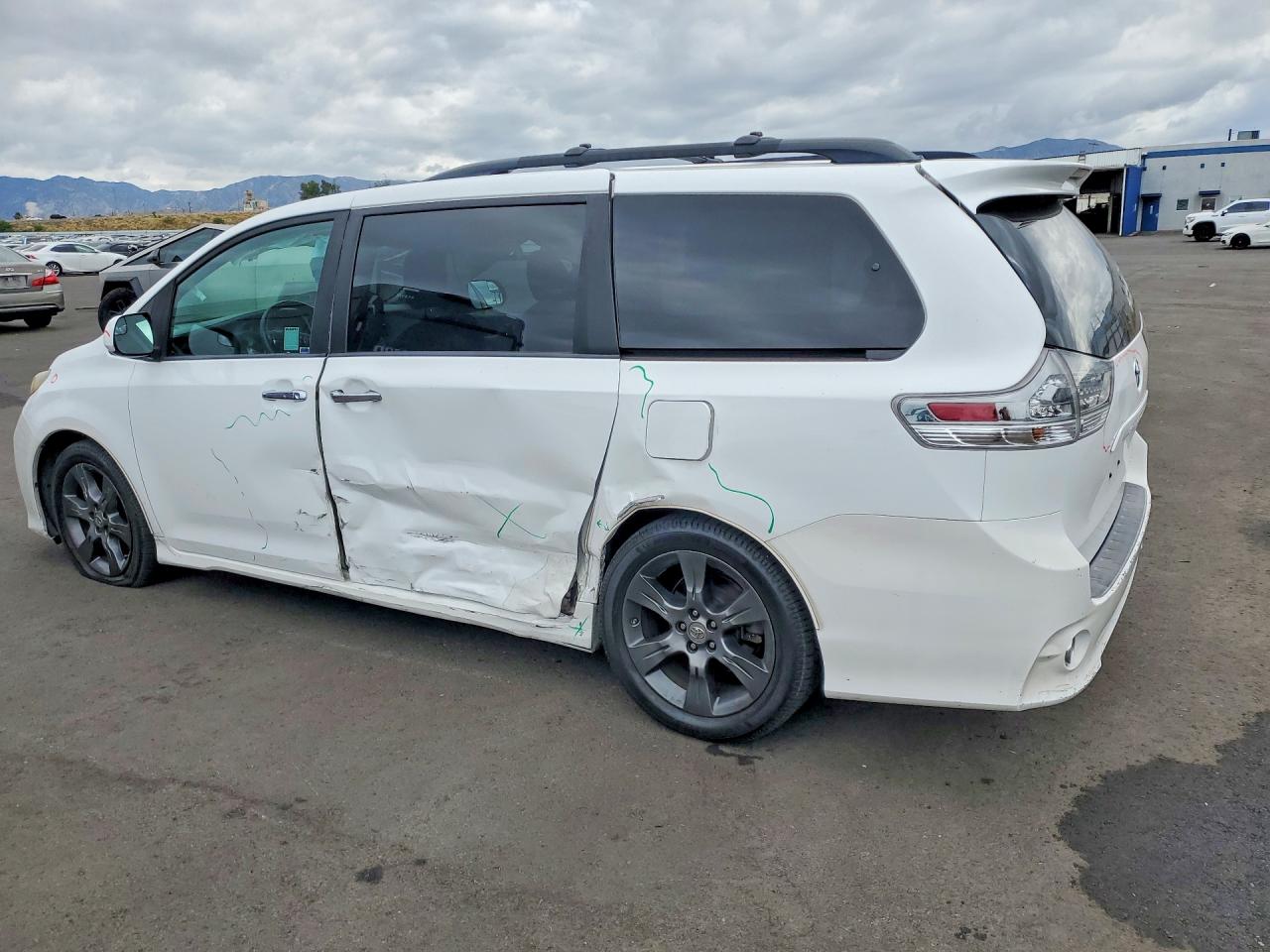 2016 TOYOTA SIENNA SE photo 3