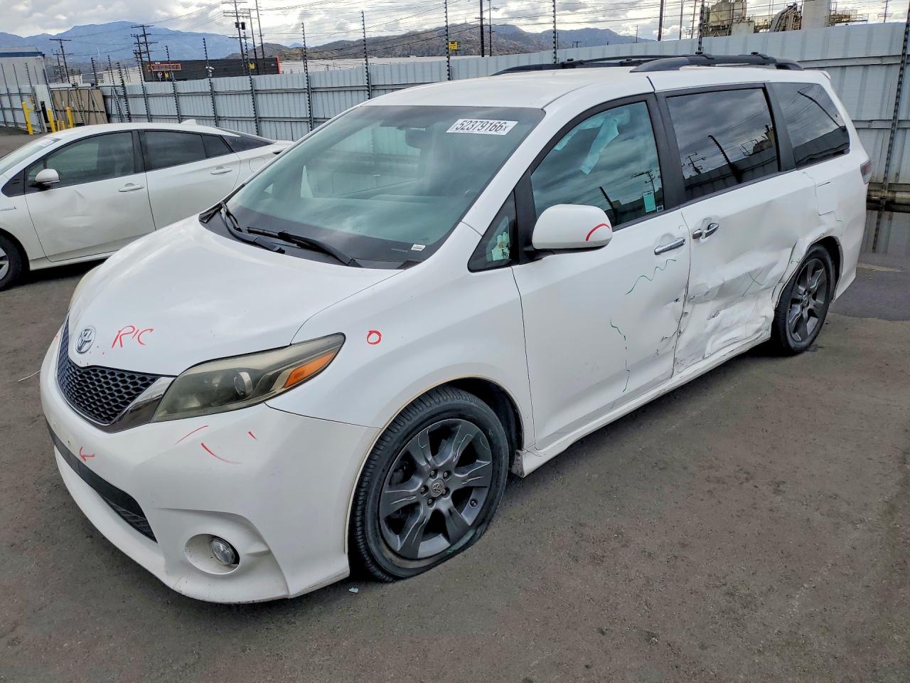 2016 TOYOTA SIENNA