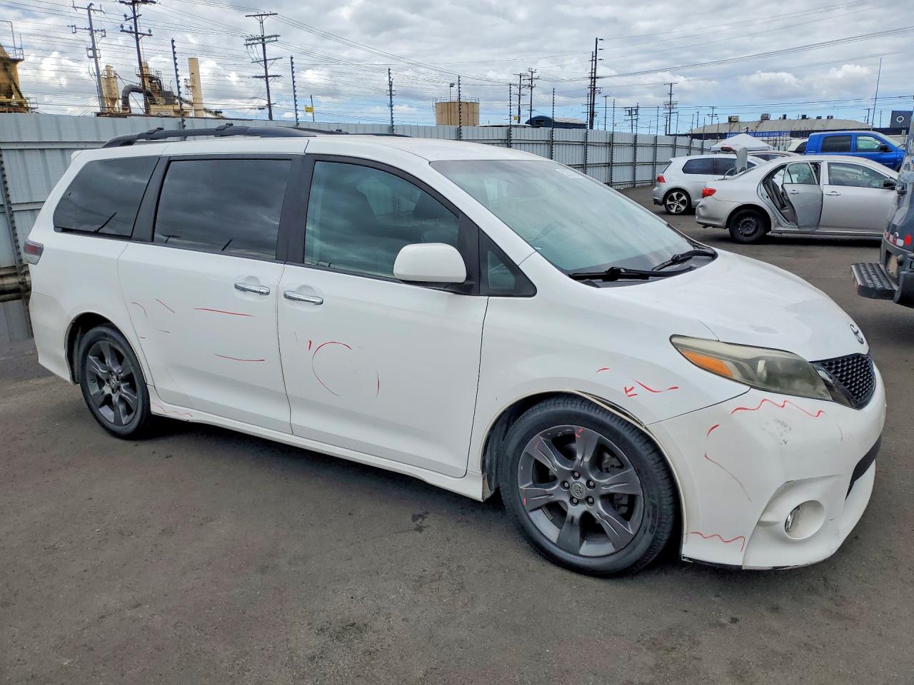2016 TOYOTA SIENNA SE photo 7