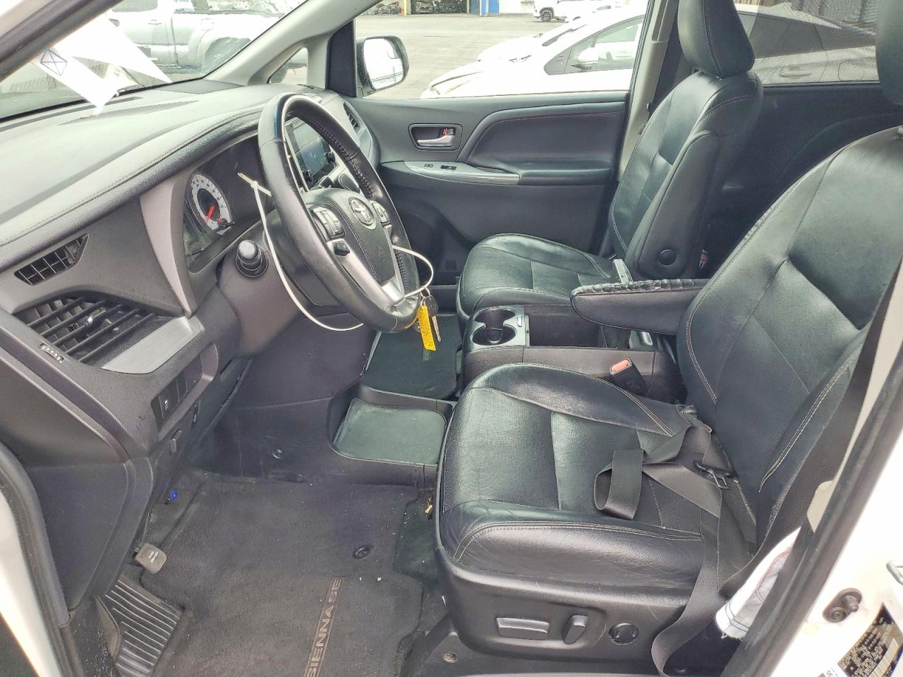 2016 TOYOTA SIENNA SE photo 13
