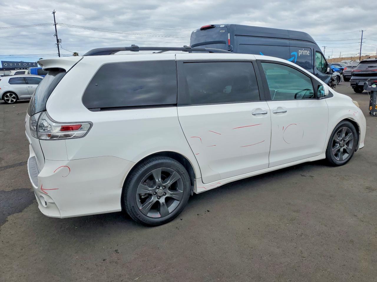2016 TOYOTA SIENNA SE photo 5