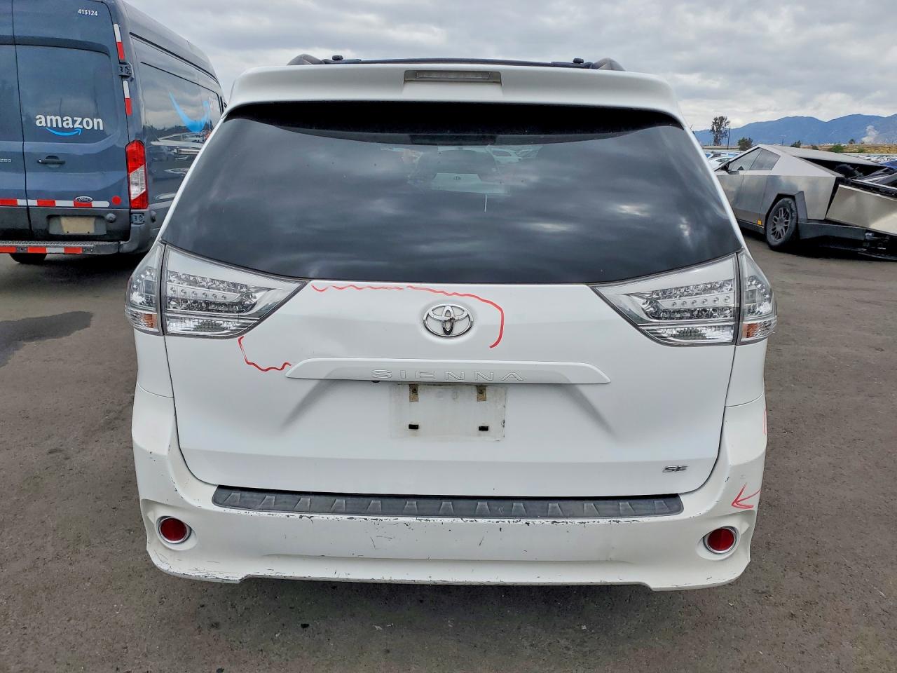 2016 TOYOTA SIENNA SE photo 11