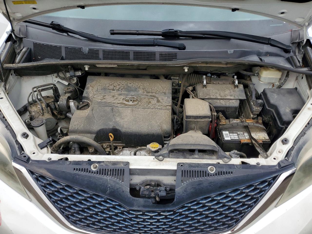 2016 TOYOTA SIENNA SE photo 23