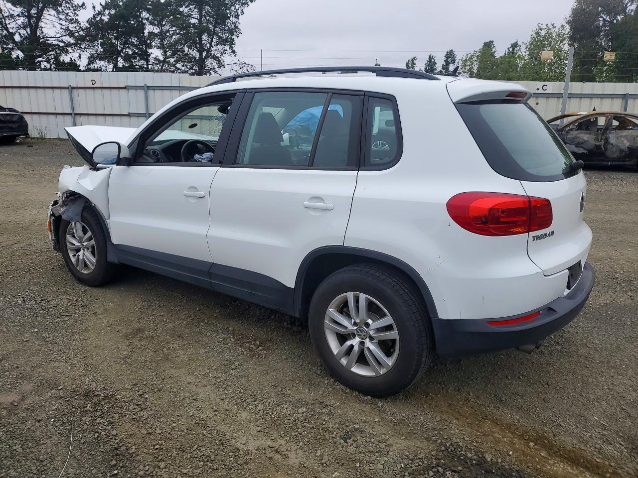 2016 VOLKSWAGEN TIGUAN S photo 3