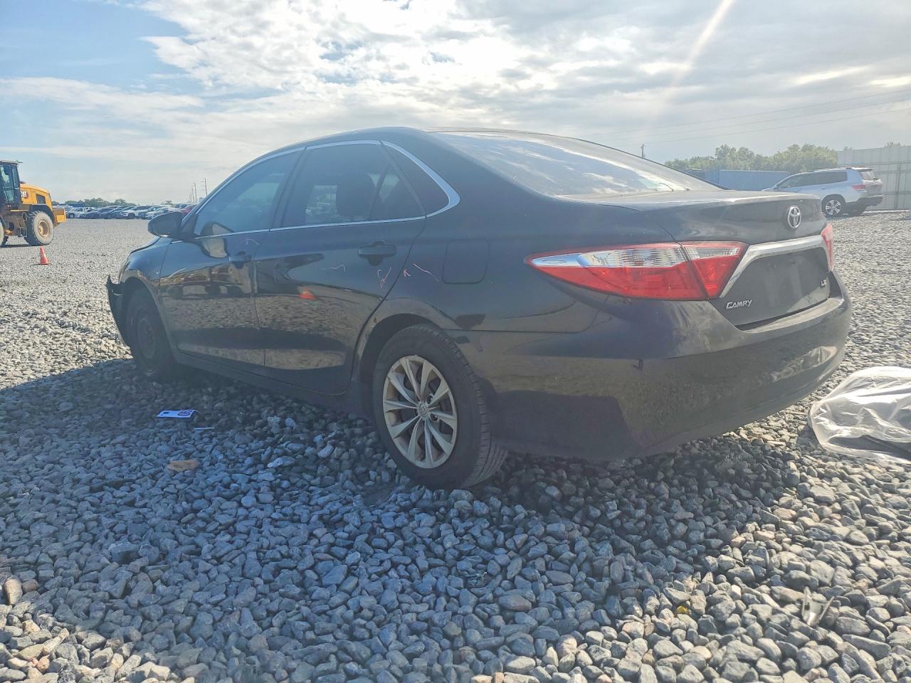 2017 TOYOTA CAMRY LE photo 3