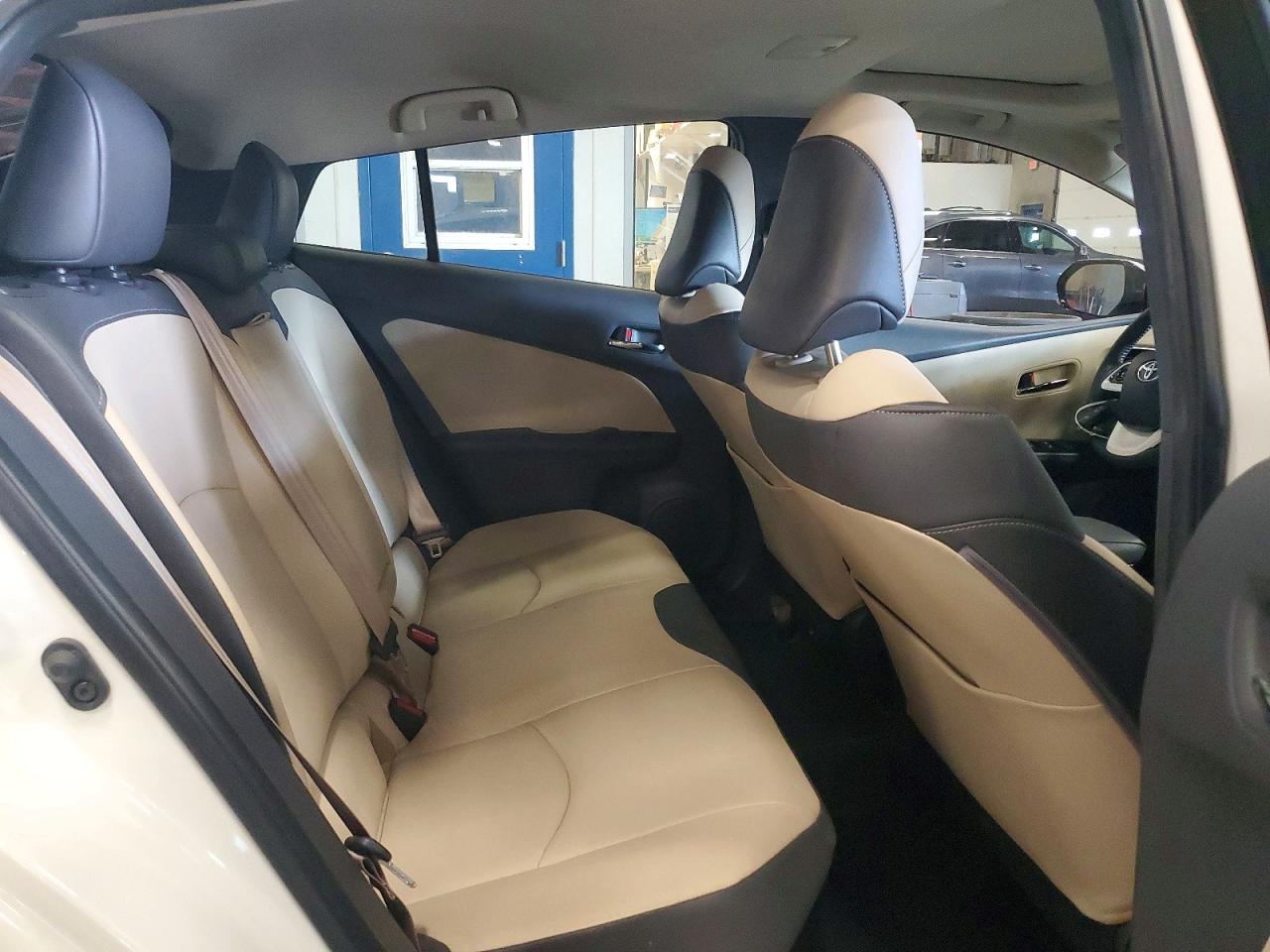 2016 TOYOTA PRIUS FOUR photo 10