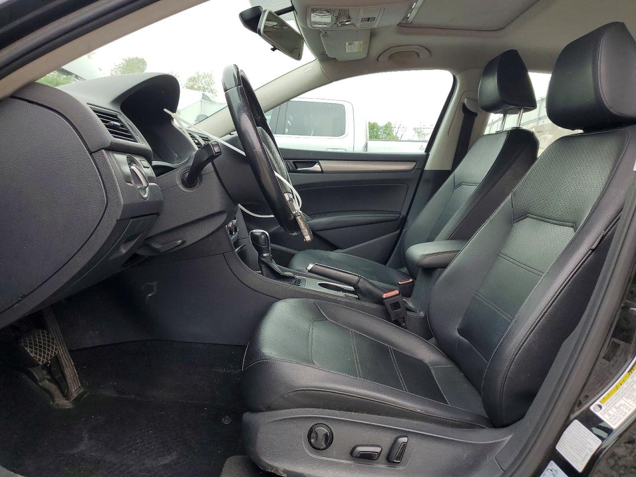 2015 VOLKSWAGEN PASSAT SE photo 13