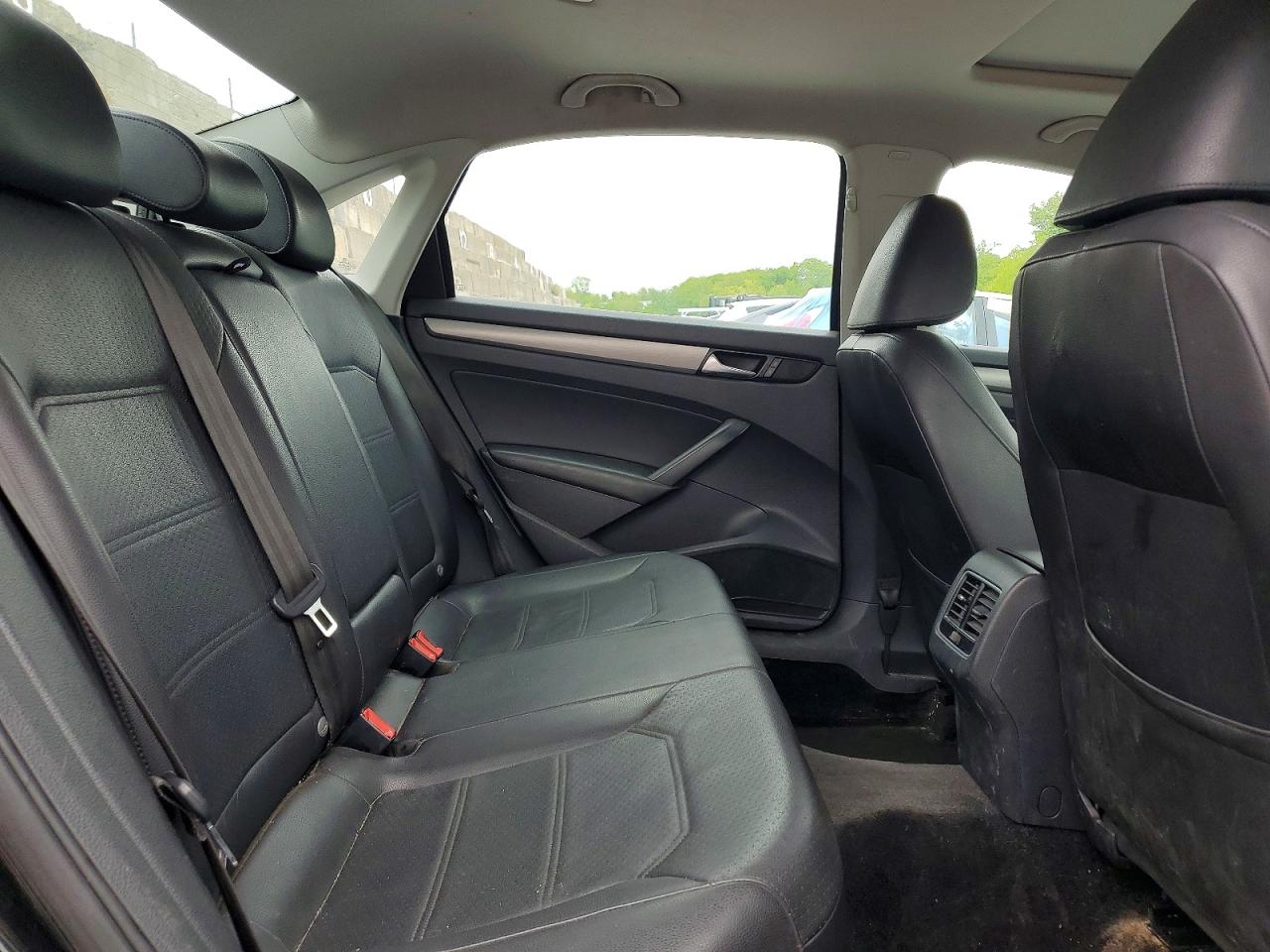 2015 VOLKSWAGEN PASSAT SE photo 19
