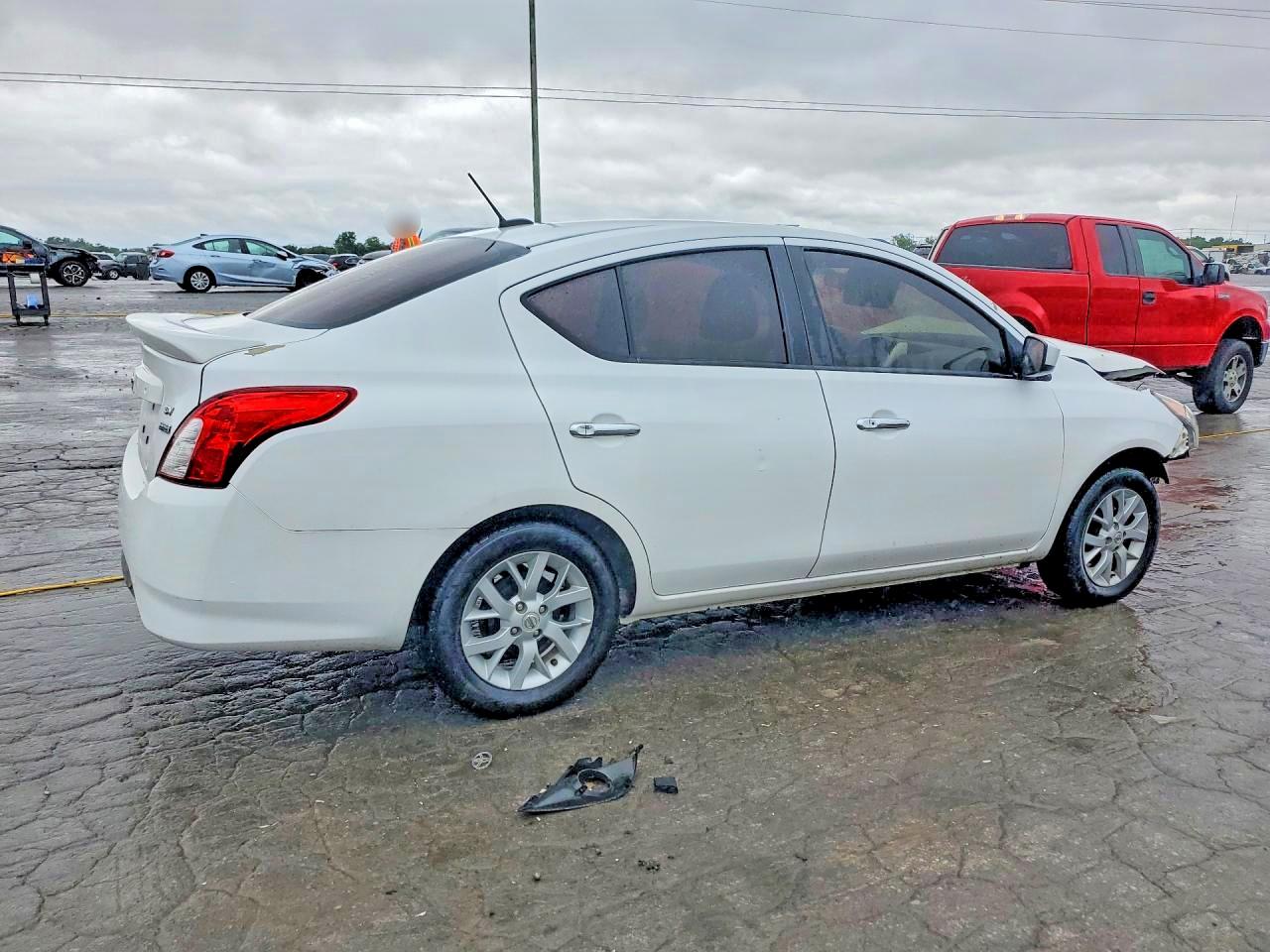 2019 NISSAN VERSA SV photo 3