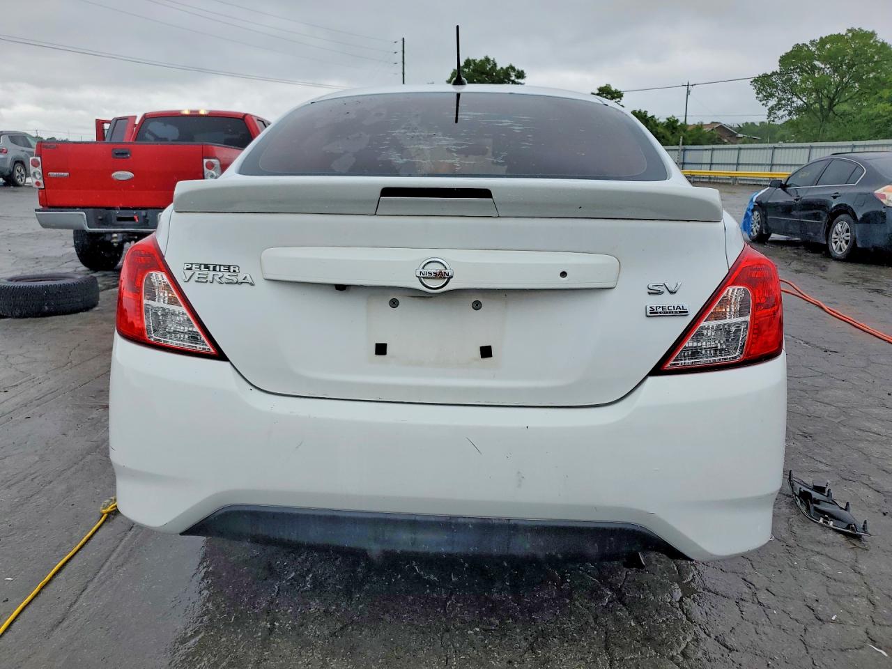 2019 NISSAN VERSA SV photo 6