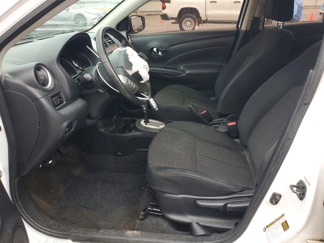 2019 NISSAN VERSA SV photo 7