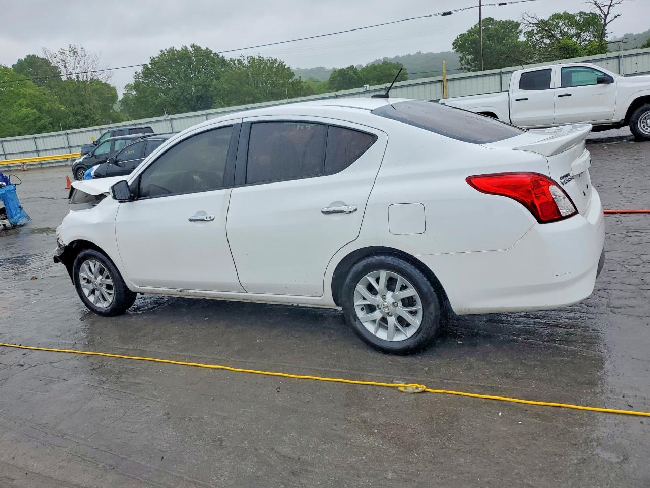2019 NISSAN VERSA SV photo 2