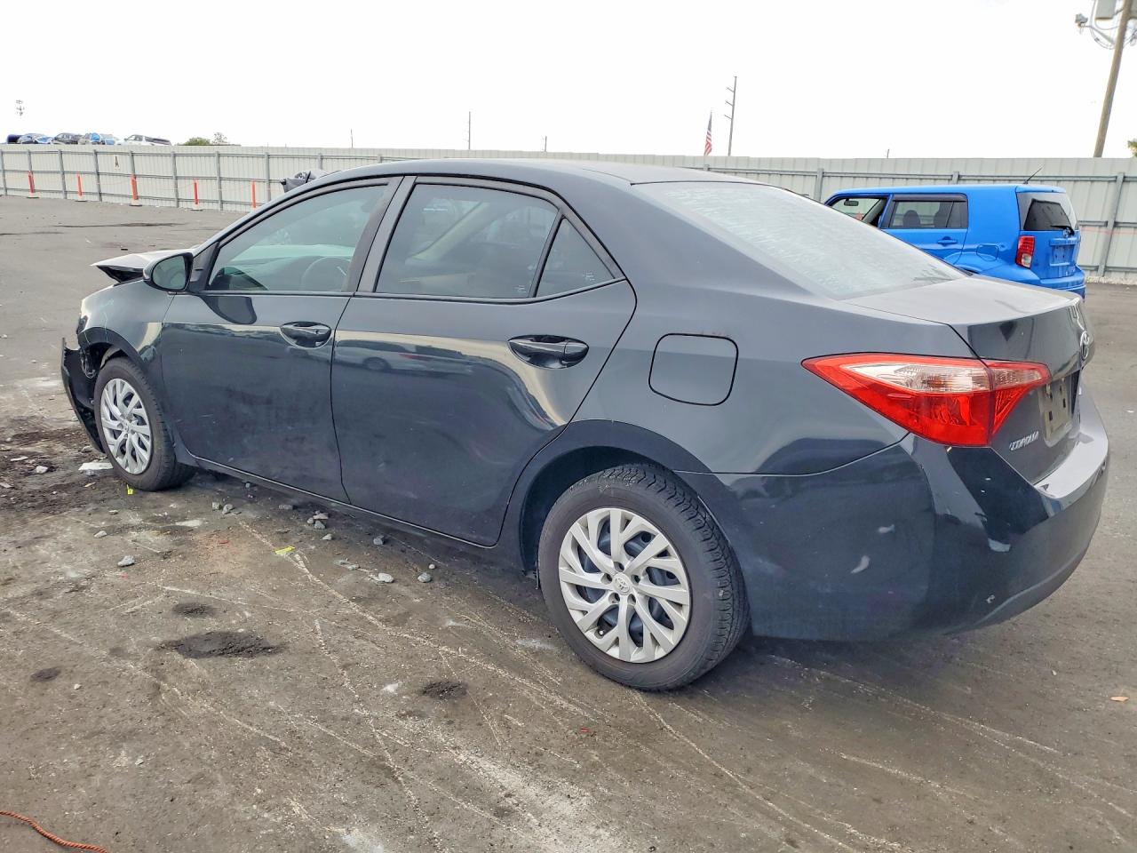 2018 TOYOTA COROLLA LE photo 3