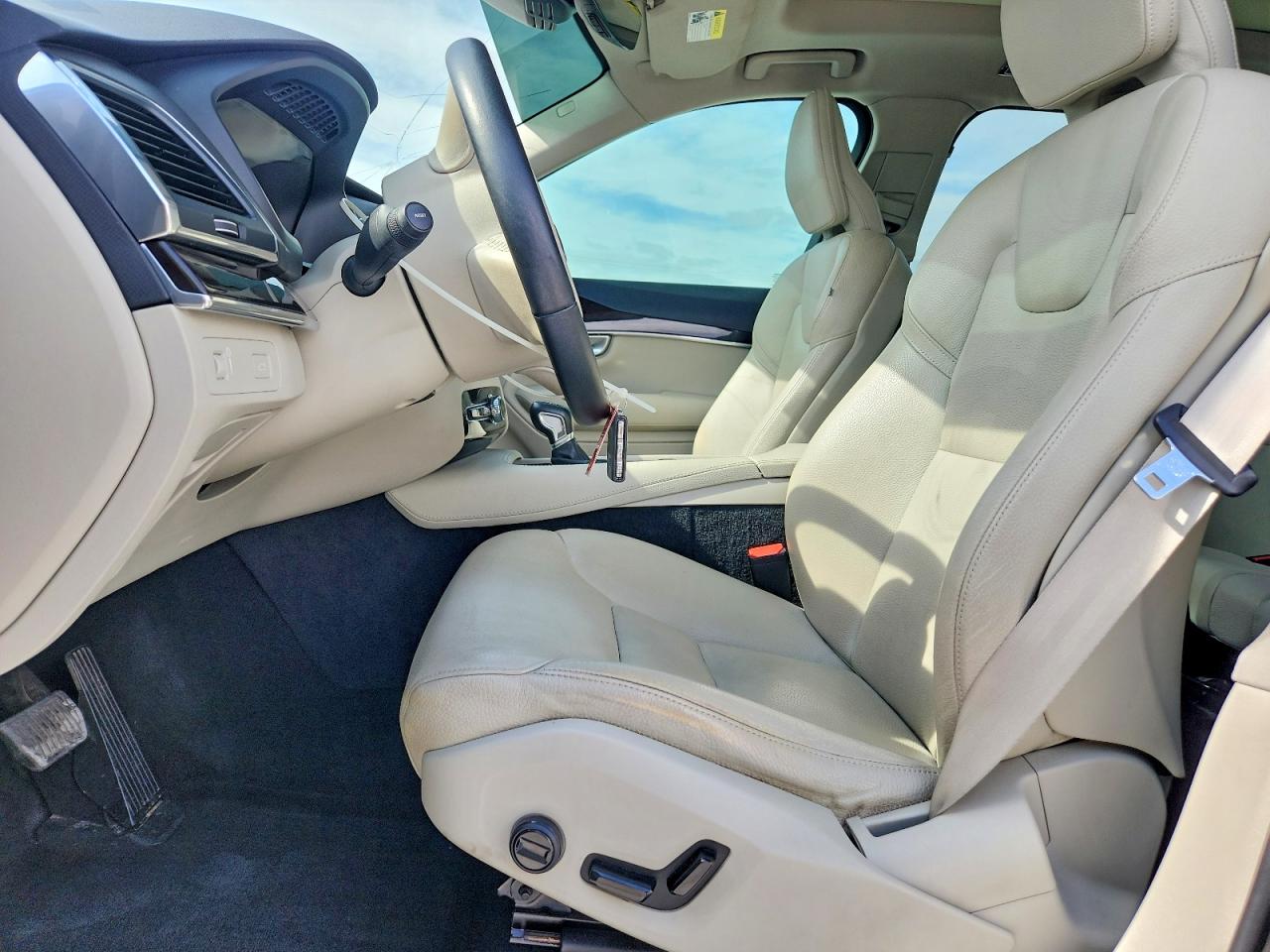 2019 VOLVO XC90 T5 MOMENTUM photo 19