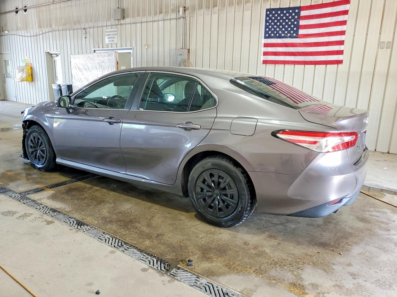 2018 TOYOTA CAMRY LE photo 3