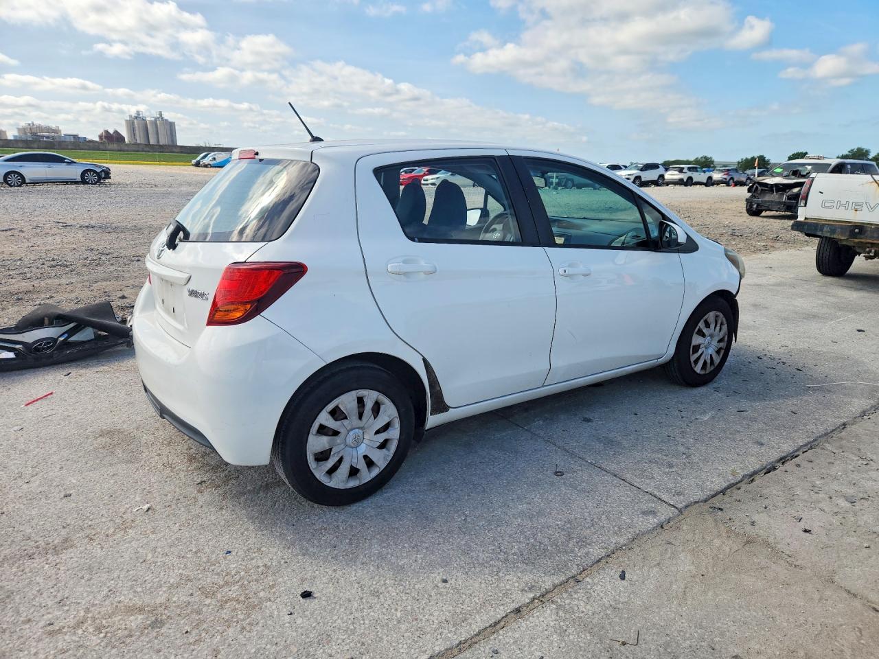2015 TOYOTA YARIS 5-DOOR L photo 7