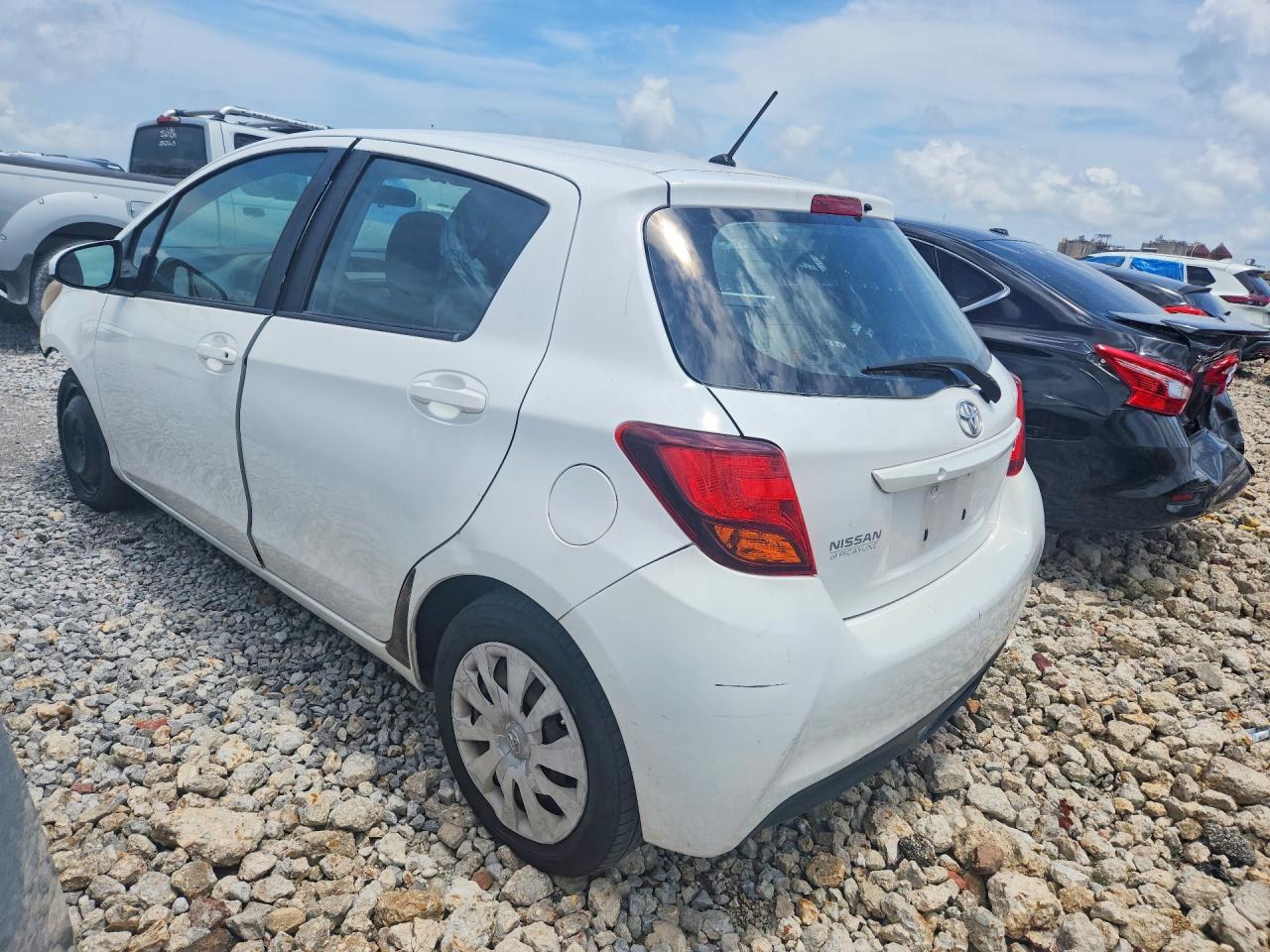 2015 TOYOTA YARIS 5-DOOR L photo 4