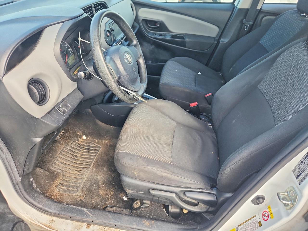 2015 TOYOTA YARIS 5-DOOR L photo 19