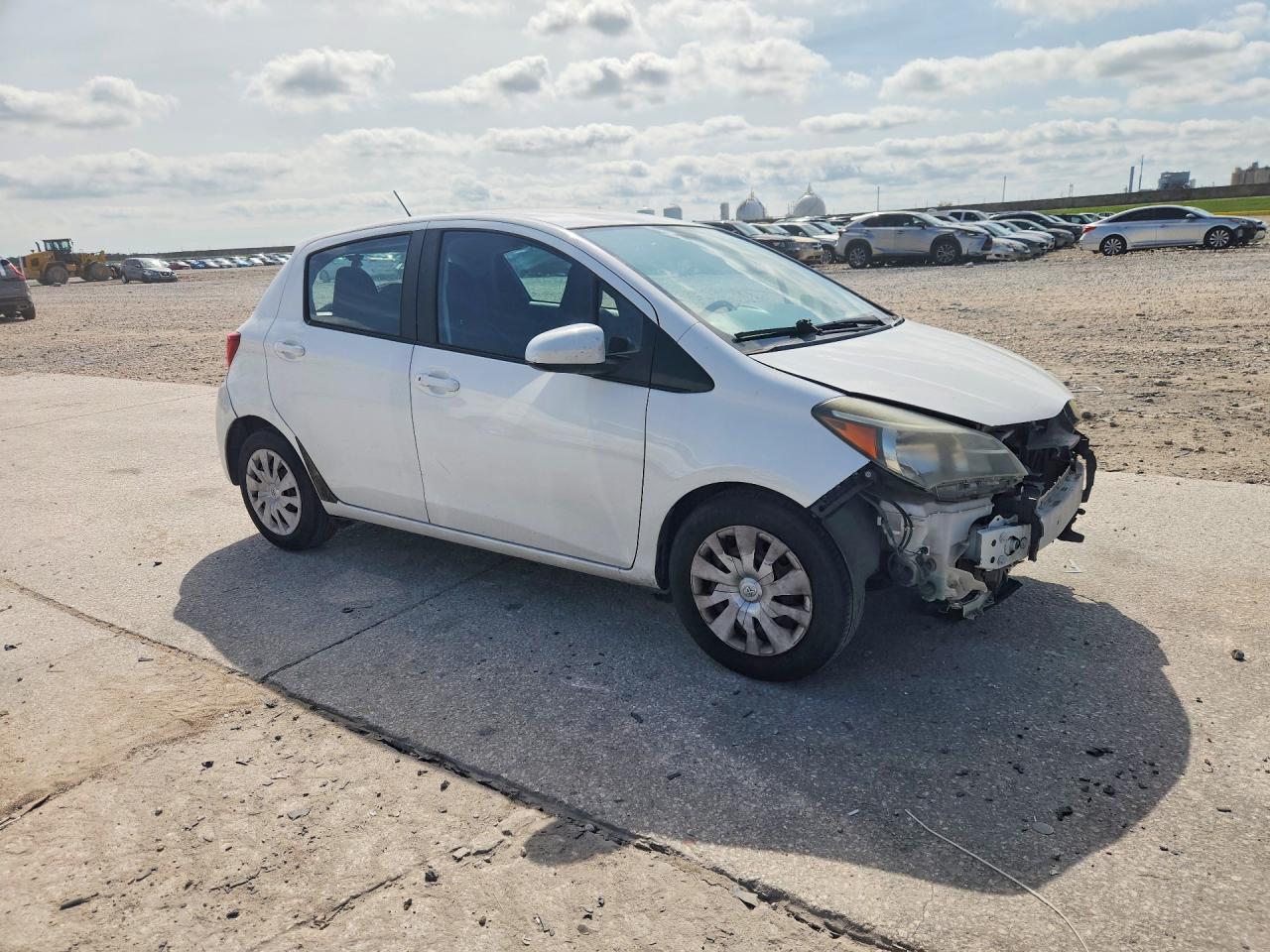 2015 TOYOTA YARIS 5-DOOR L photo 10