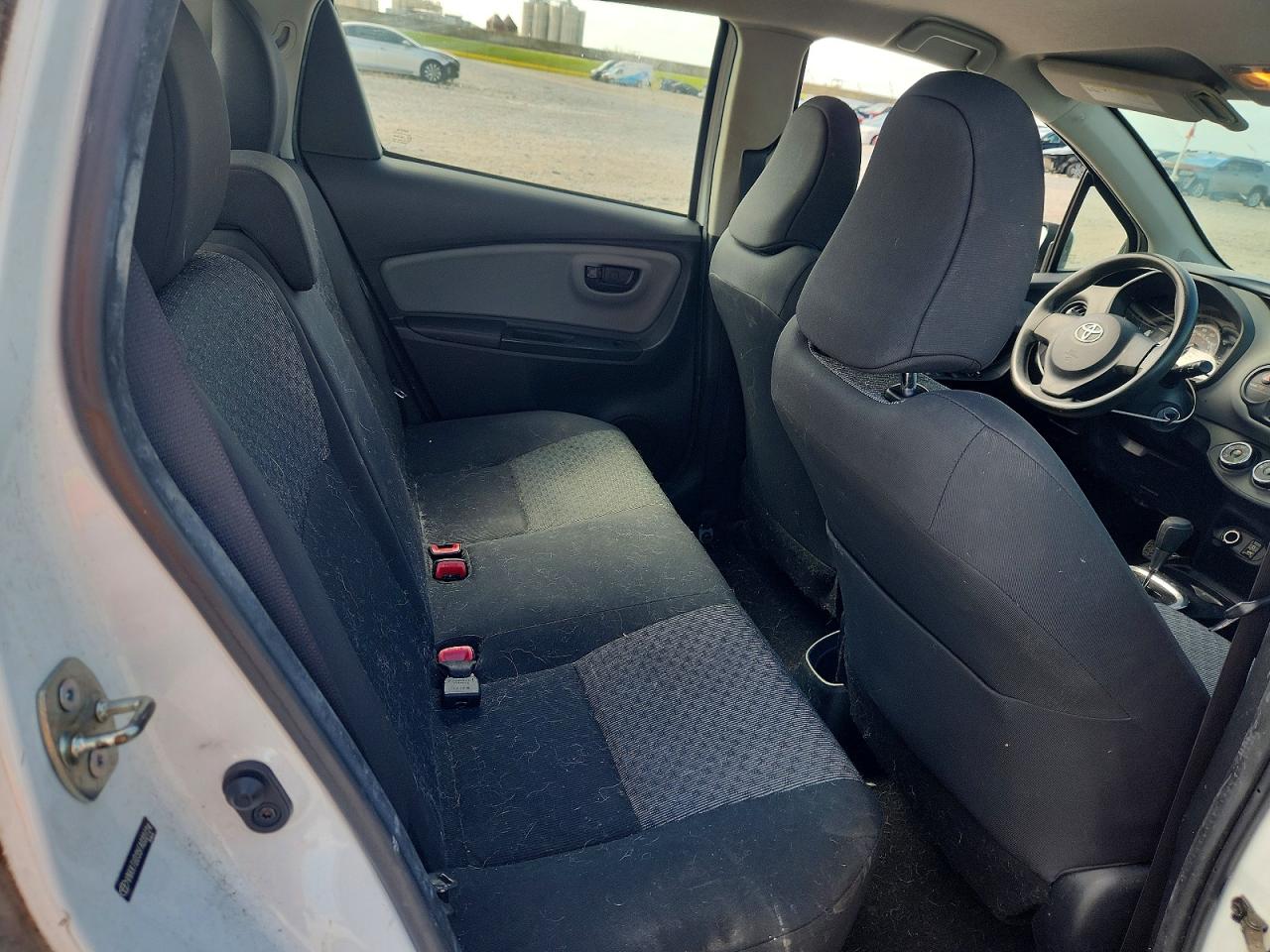 2015 TOYOTA YARIS 5-DOOR L photo 28