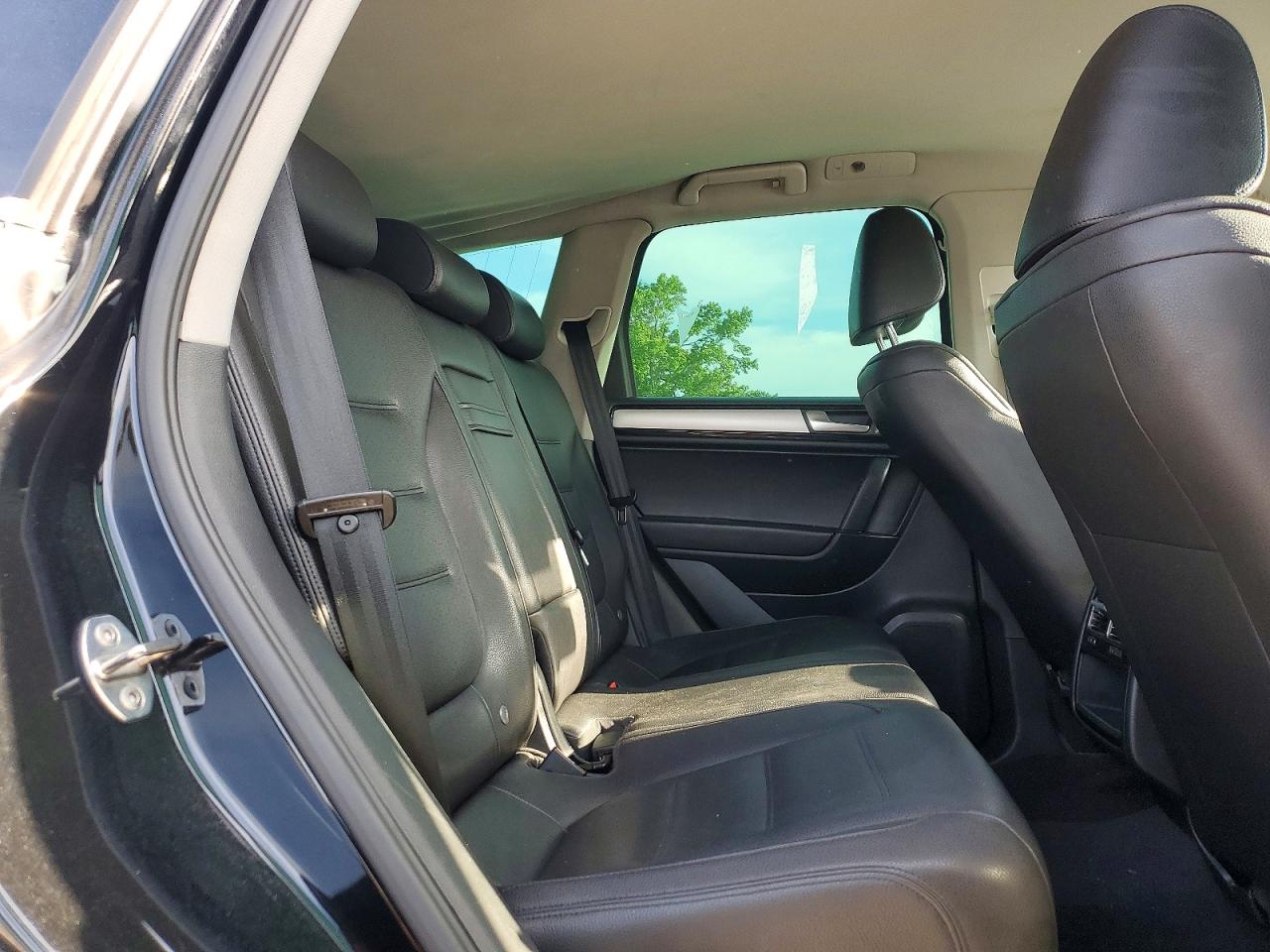 2011 VOLKSWAGEN TOUAREG V6 photo 31