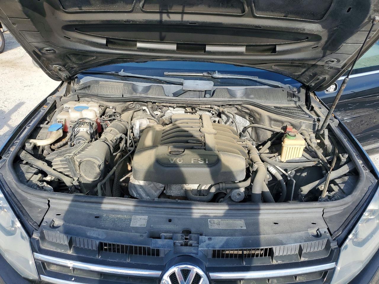 2011 VOLKSWAGEN TOUAREG V6 photo 34