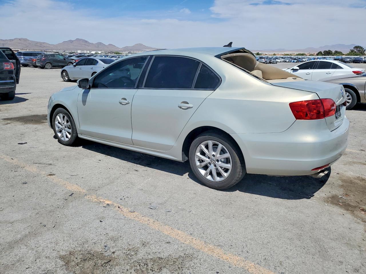 2011 VOLKSWAGEN JETTA SE photo 4