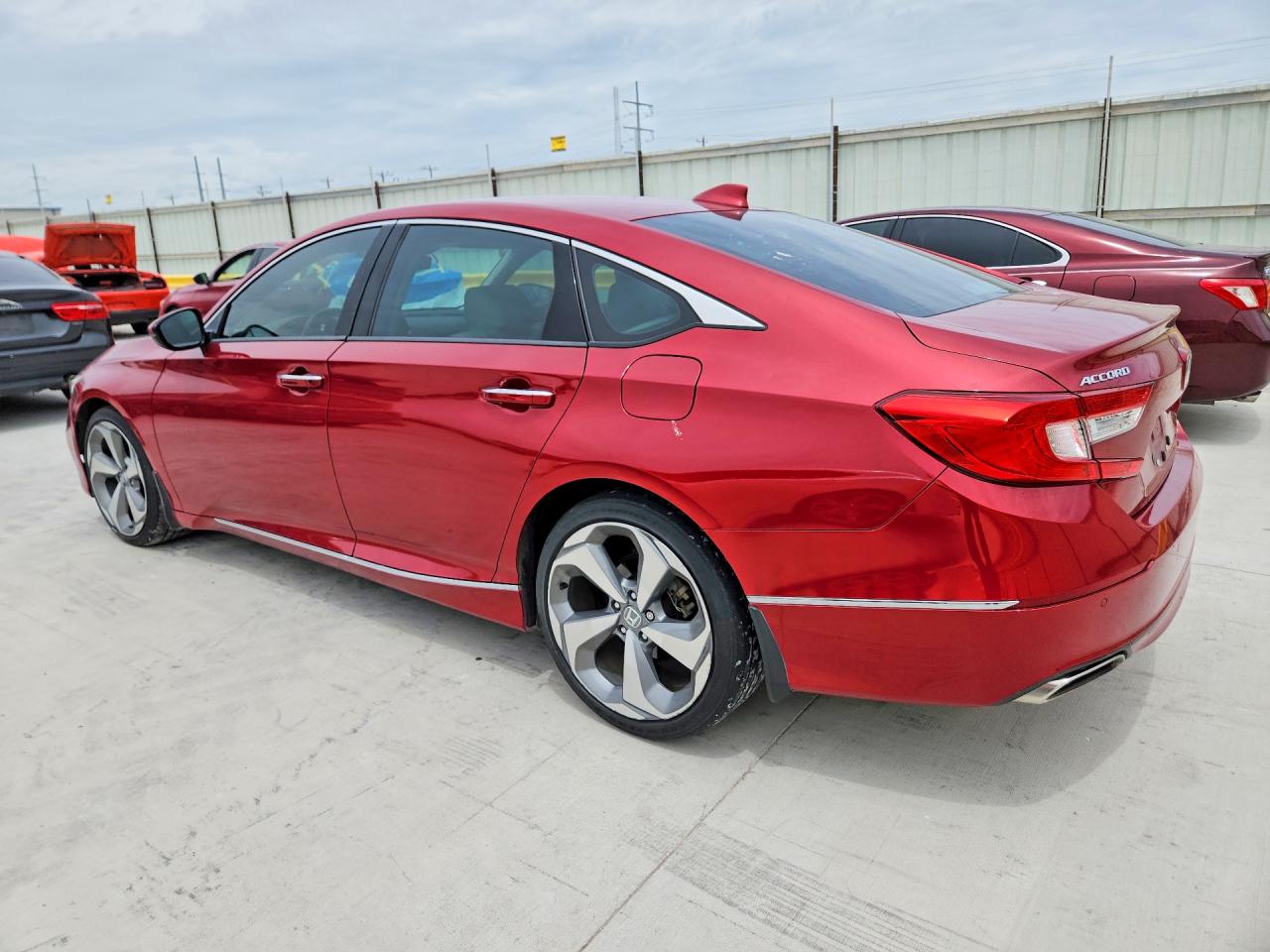 2018 HONDA ACCORD TOURING photo 2