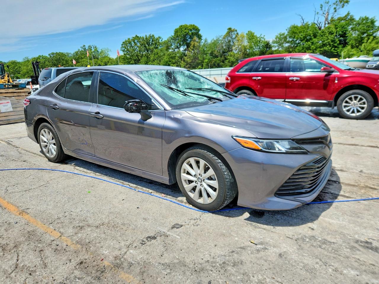 2019 TOYOTA CAMRY LE photo 4