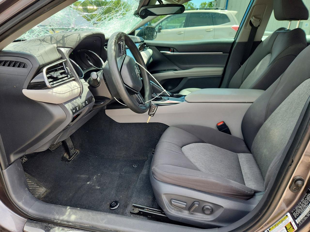 2019 TOYOTA CAMRY LE photo 7