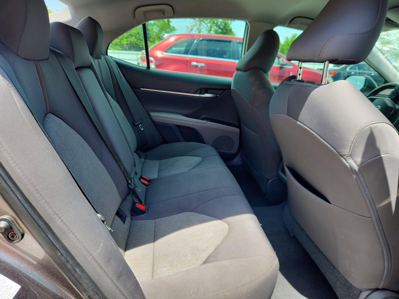 2019 TOYOTA CAMRY LE photo 10