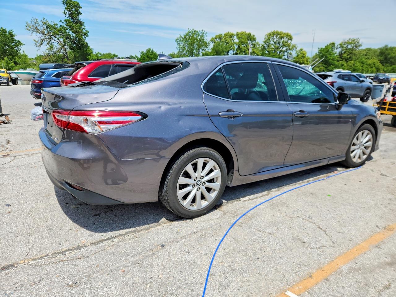 2019 TOYOTA CAMRY LE photo 3