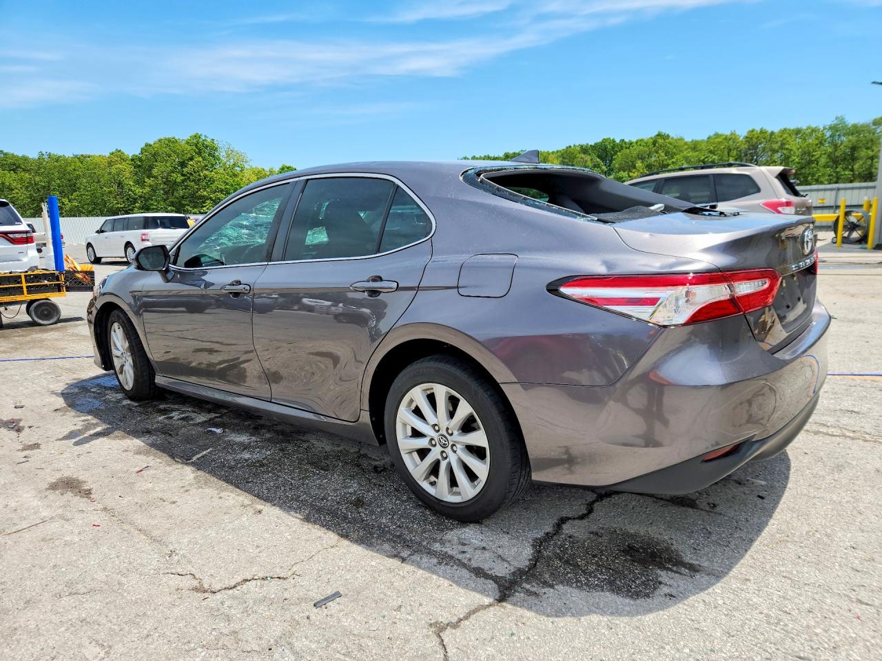 2019 TOYOTA CAMRY LE photo 2
