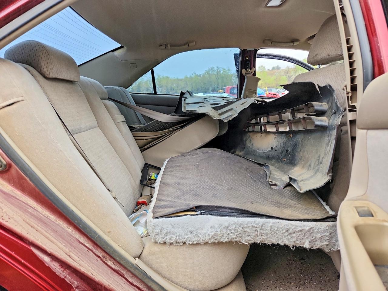 2004 TOYOTA CAMRY LE photo 19