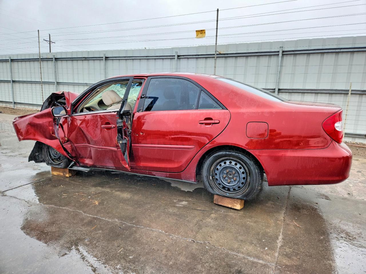 2004 TOYOTA CAMRY LE photo 3