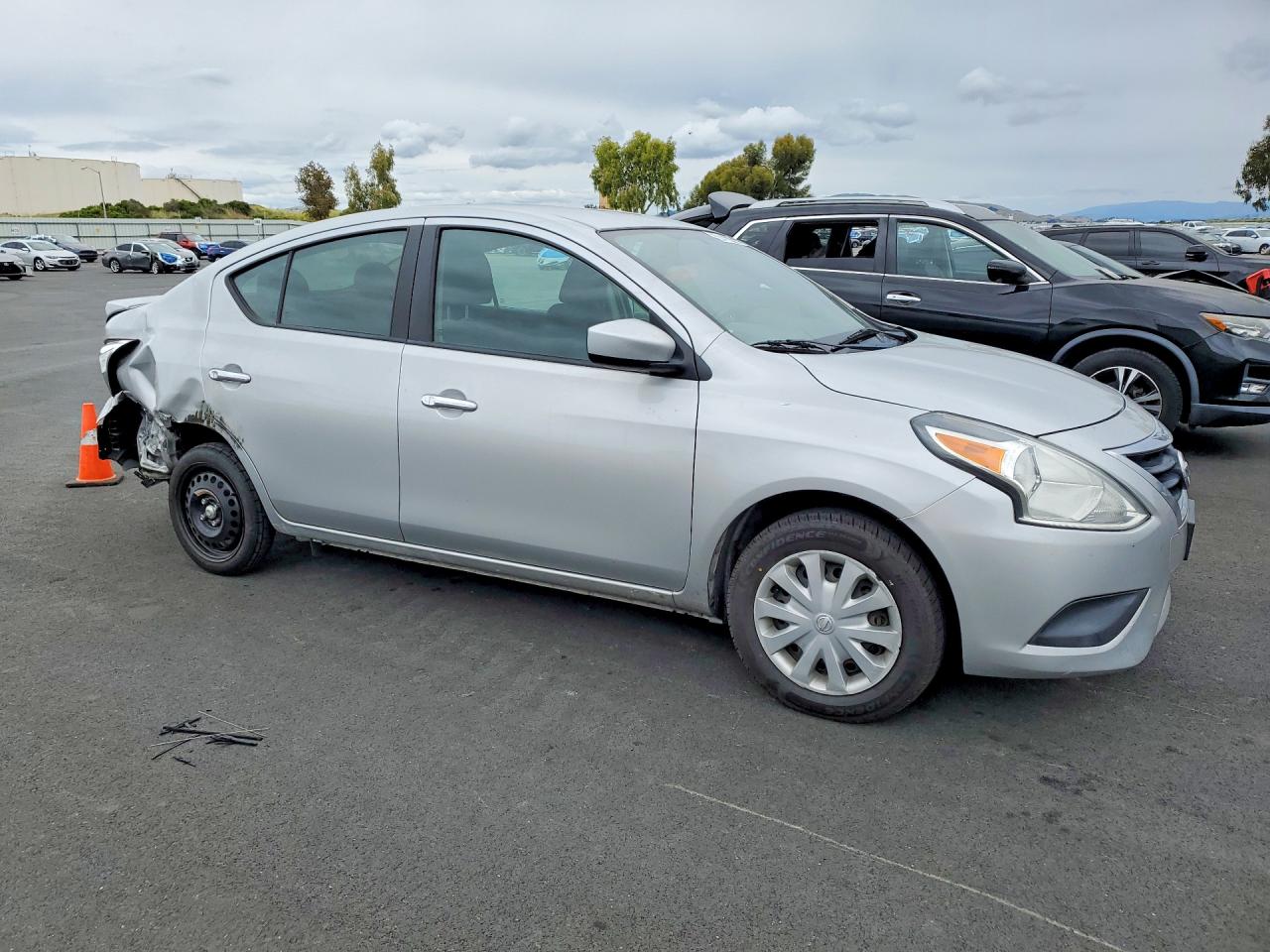 2019 NISSAN VERSA SV photo 7